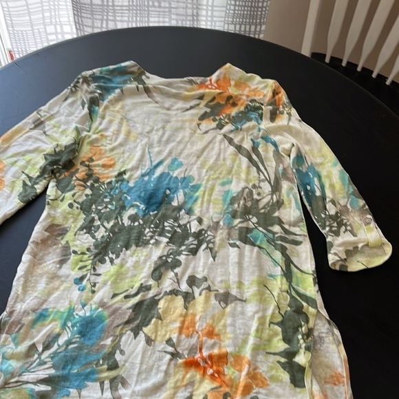 Chico 3/4 sleeve (no iron) blouse, v- neck  - floral- size medium​​​ - Picture 5 of 6